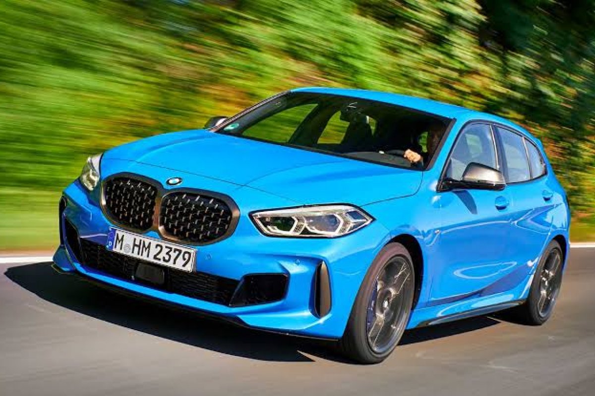 BMW lança esportivo M135i xDrive com tração dianteira
