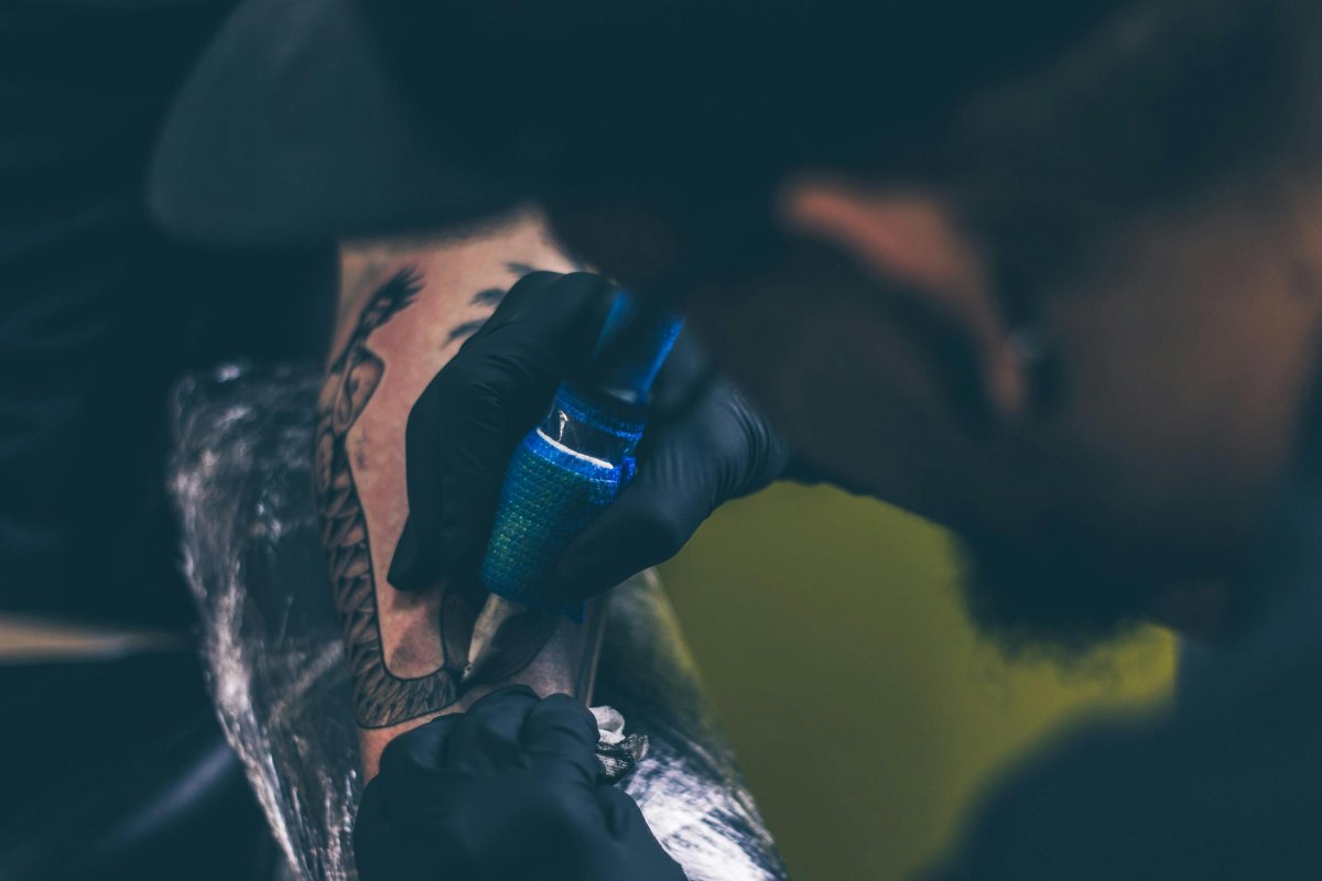 Estudo associa tatuagem a maior risco de desenvolver linfoma; não há relação de causa e efeito