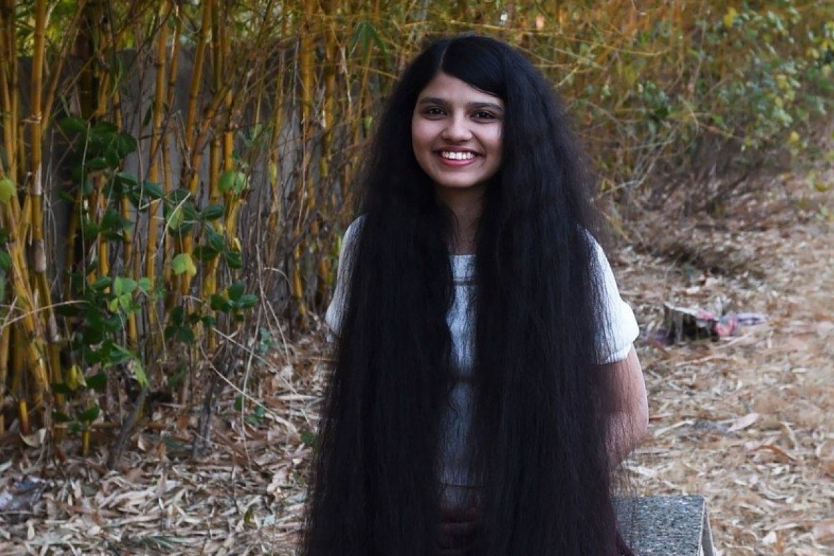 Adolescente indiana está no recorde de cabelo mais longo do mundo