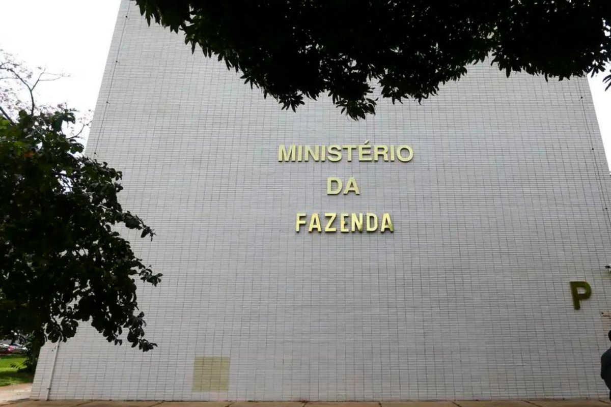 Ministério da Fazenda estuda limitar a 2,5% crescimento real dos pisos de saúde e educação