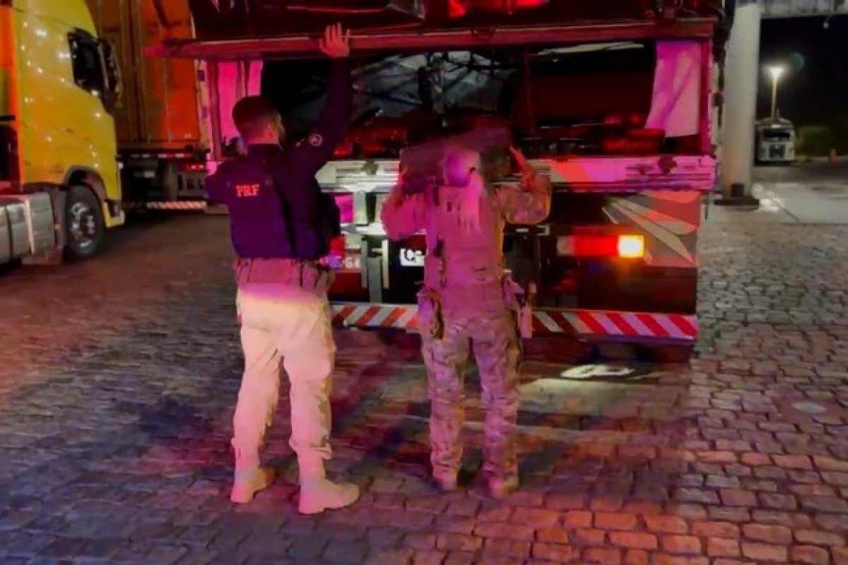 PRF apreende 1,5 tonelada de maconha após viatura ser “fechada” em Curitiba