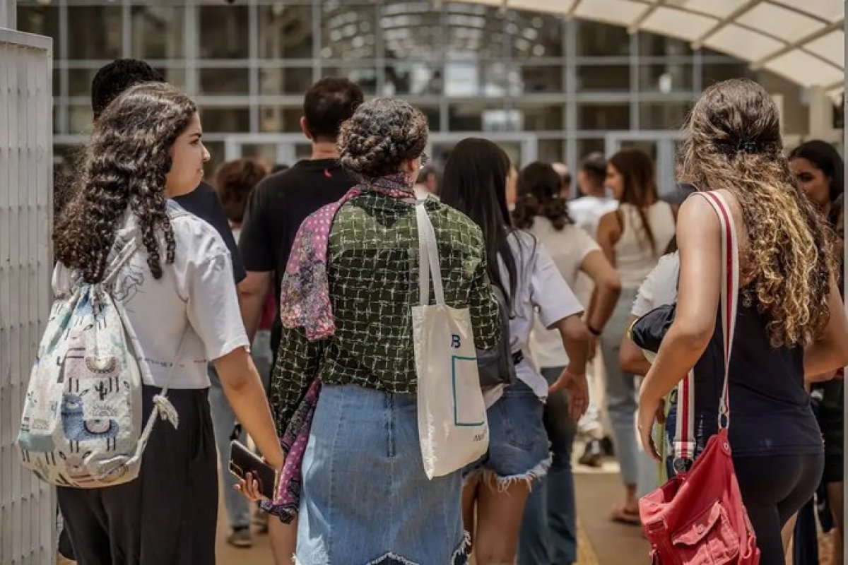 Enem 2024: estudantes concluintes do ensino médio da rede pública têm direito a inscrição gratuita