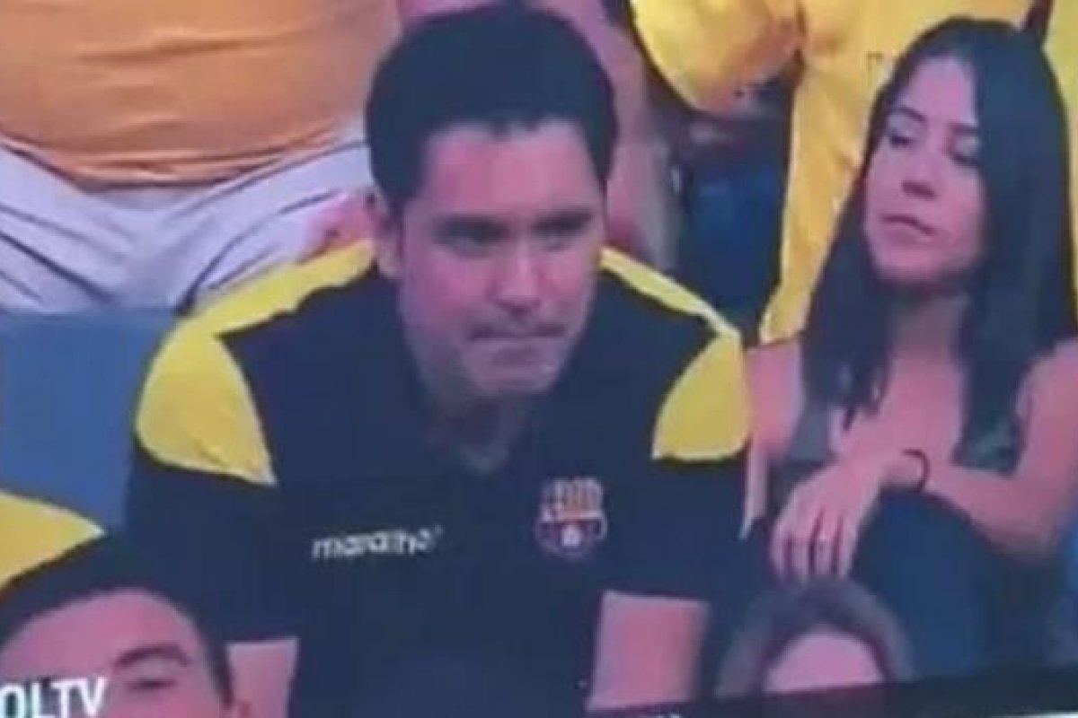 Homem é flagrado traindo esposa durante intervalo de jogo
