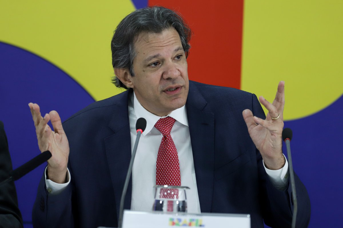 Haddad diz que Fazenda analisa várias propostas sobre pisos de saúde e educação antes de apresentação a Lula