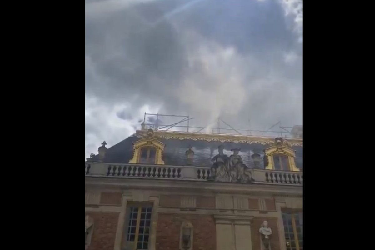 Vídeo: Palácio de Versalhes é atingido por incêndio
