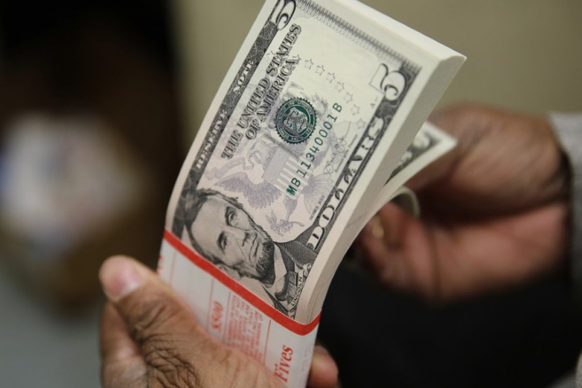 Dólar encerra pregão em alta cotado com investidores de olho no Fórum Econômico Mundial