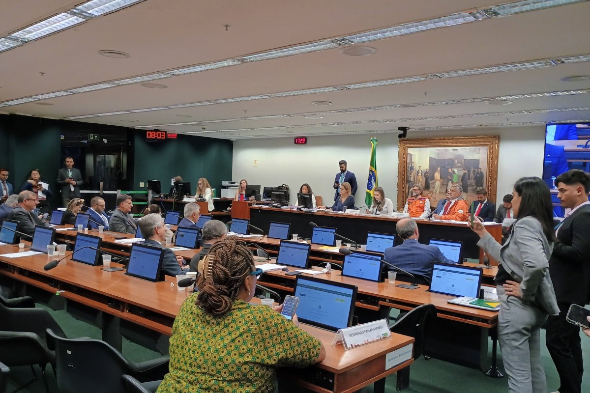 Vídeo: Sessão da CCJ com Paulo Pimenta é marcada por ataques e acusações