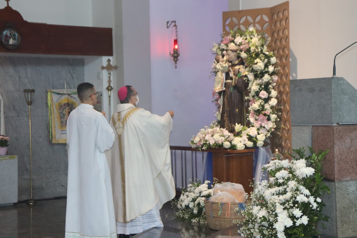 Missas, procissão e apresentação musical marcam festa litúrgica de Santo Antônio no Santuário Santa Dulce dos Pobres!