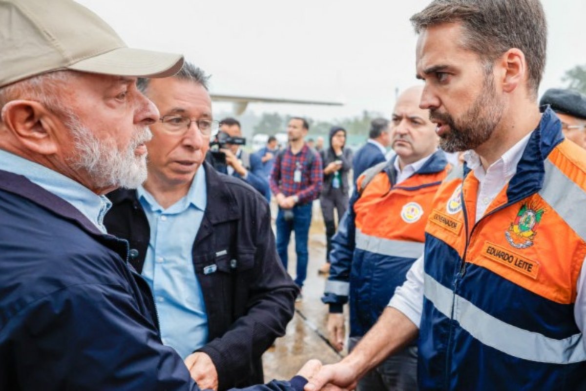 Lula se contrapõe a Eduardo Leite e rejeita construção de moradia provisória no RS