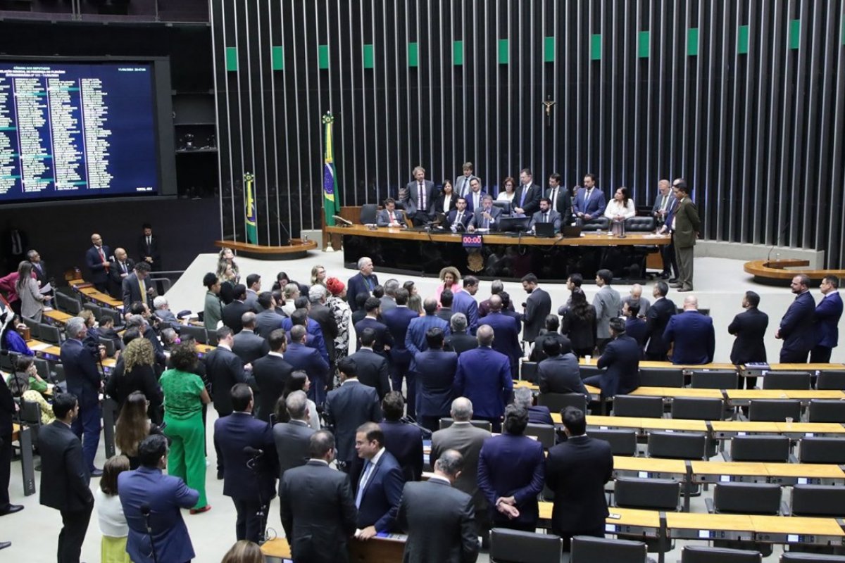 Câmara vota texto que pune parlamentares envolvidos em brigas e ofensas