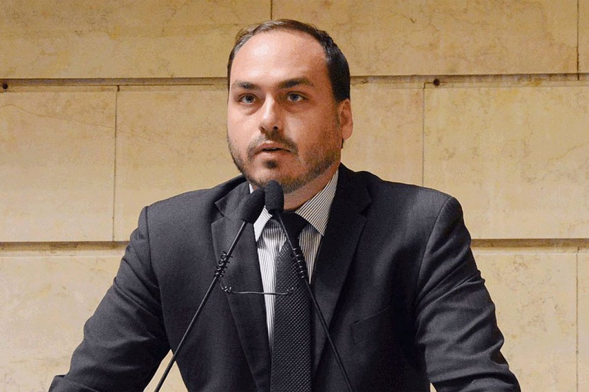 Carlos Bolsonaro chama Veja de mentirosa