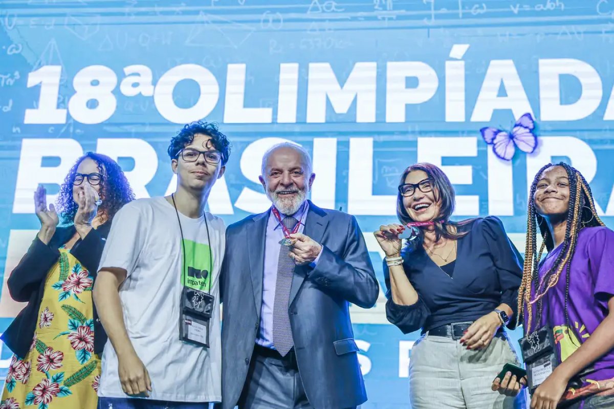 Lula defende educação e lança programa Mais Ciência na Escola