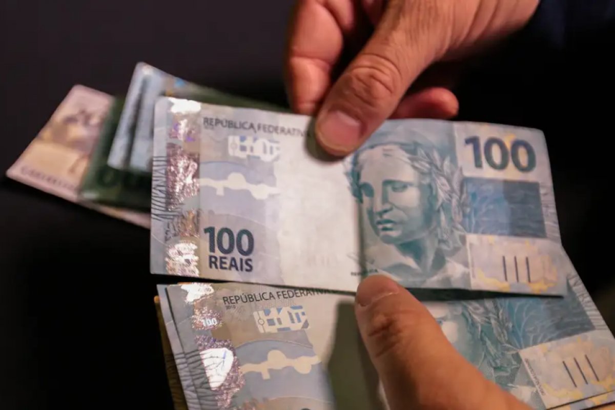 Senado aprova bolsa de R$ 700 para estudantes de baixa renda de universidades públicas e ensino técnico