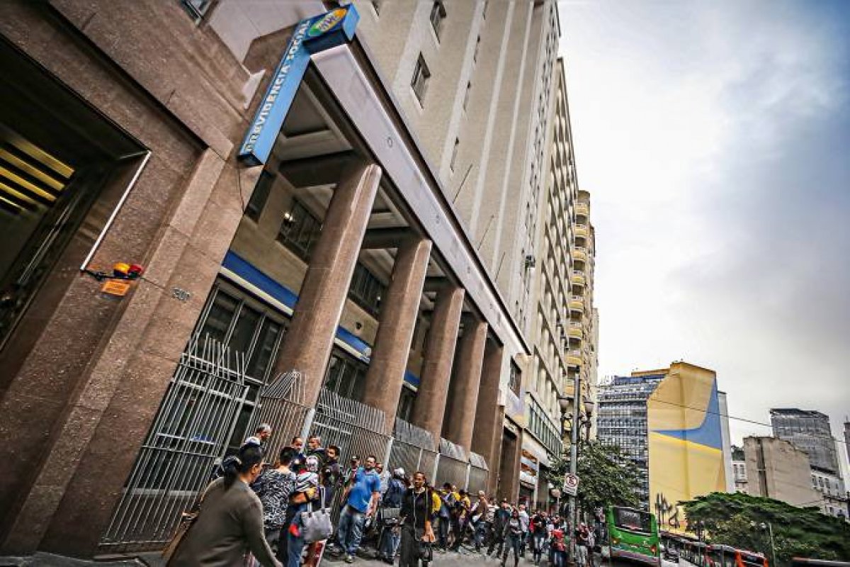 Governo deve desistir da ideia de contratar militares no INSS