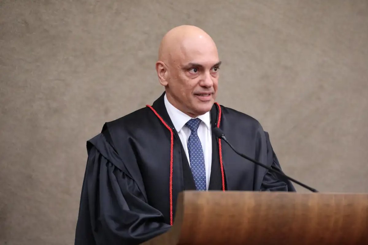 Em sessão no Supremo, Moraes ironiza alcunha de comunista