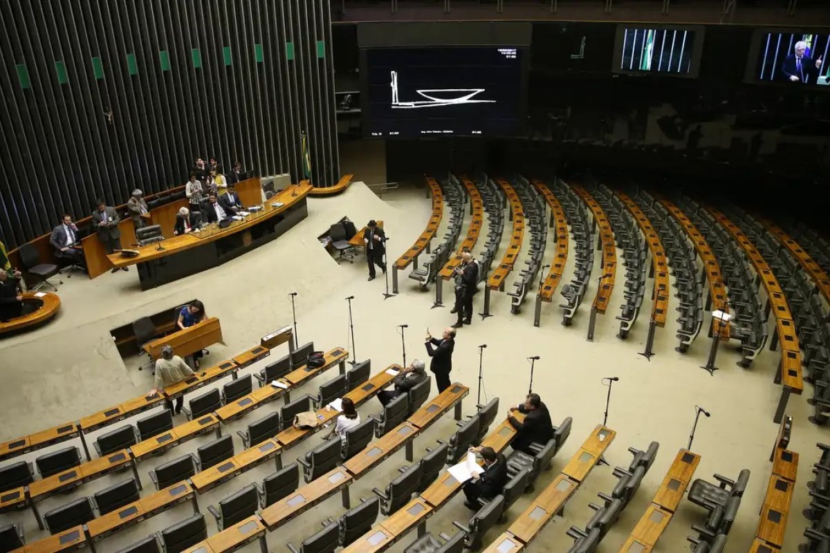 Câmara aprova em votação-relâmpago urgência de projeto sobre delação