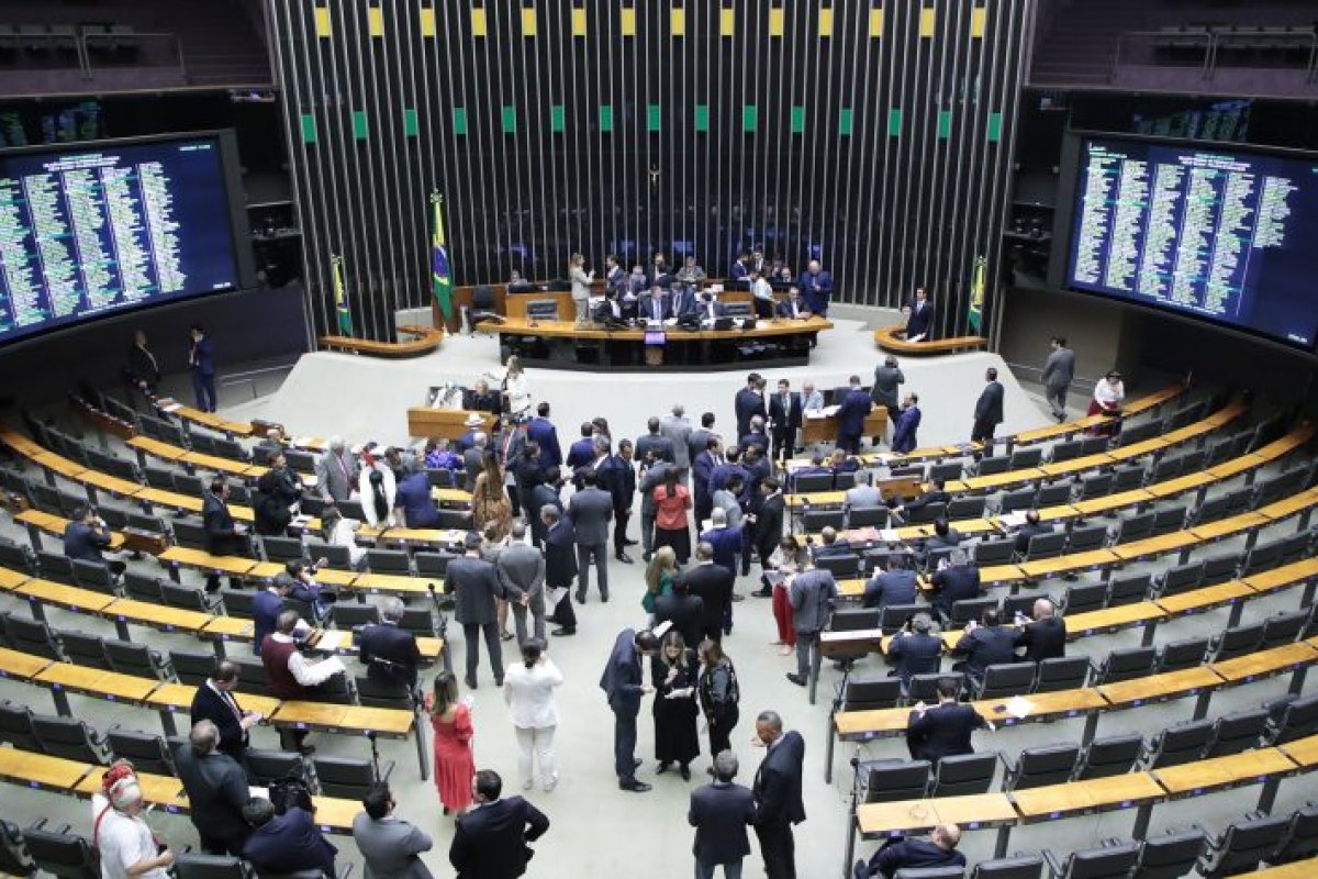 Câmara aprova suspensão temporária do mandato de 'deputados brigões'