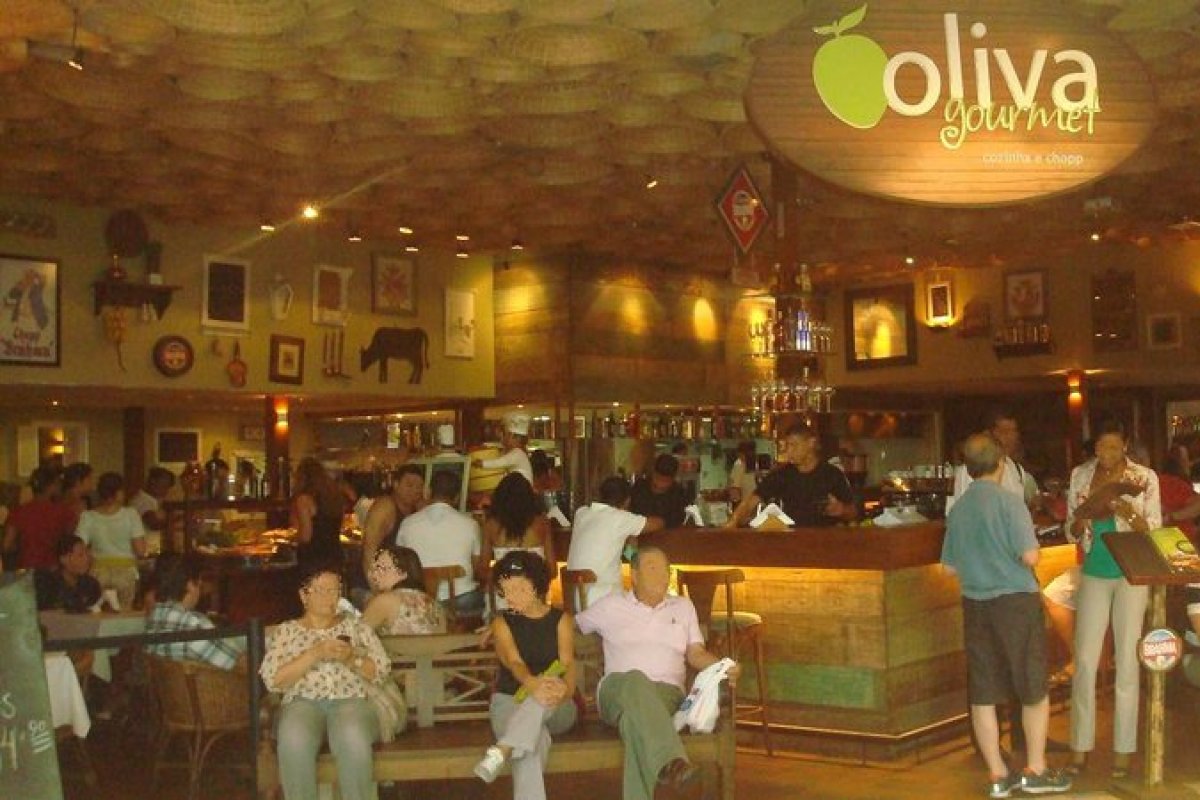 Restaurante é atingido por incêndio em shopping de Salvador