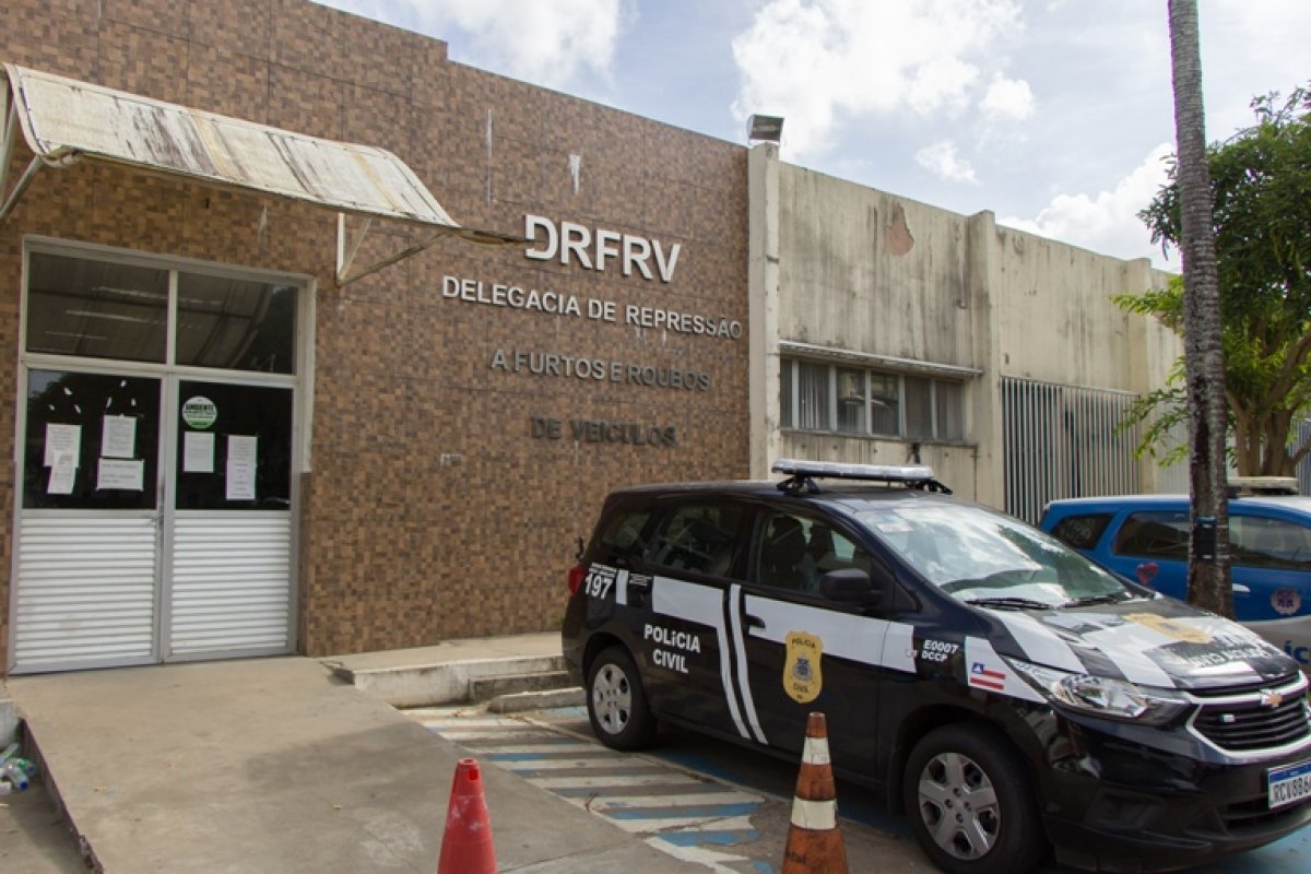 Suspeito por homicídio é preso em Salvador com veículo roubado