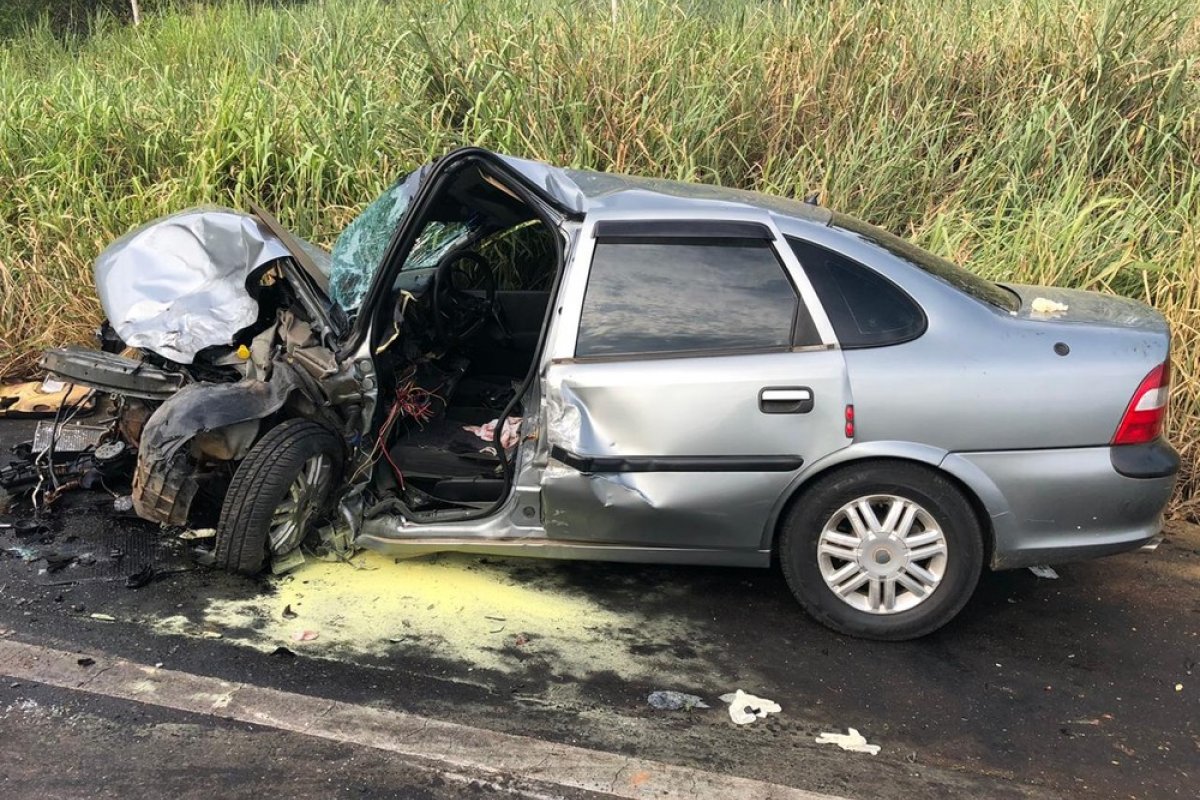 Batida entre carros deixa quatro feridos na BR-101 