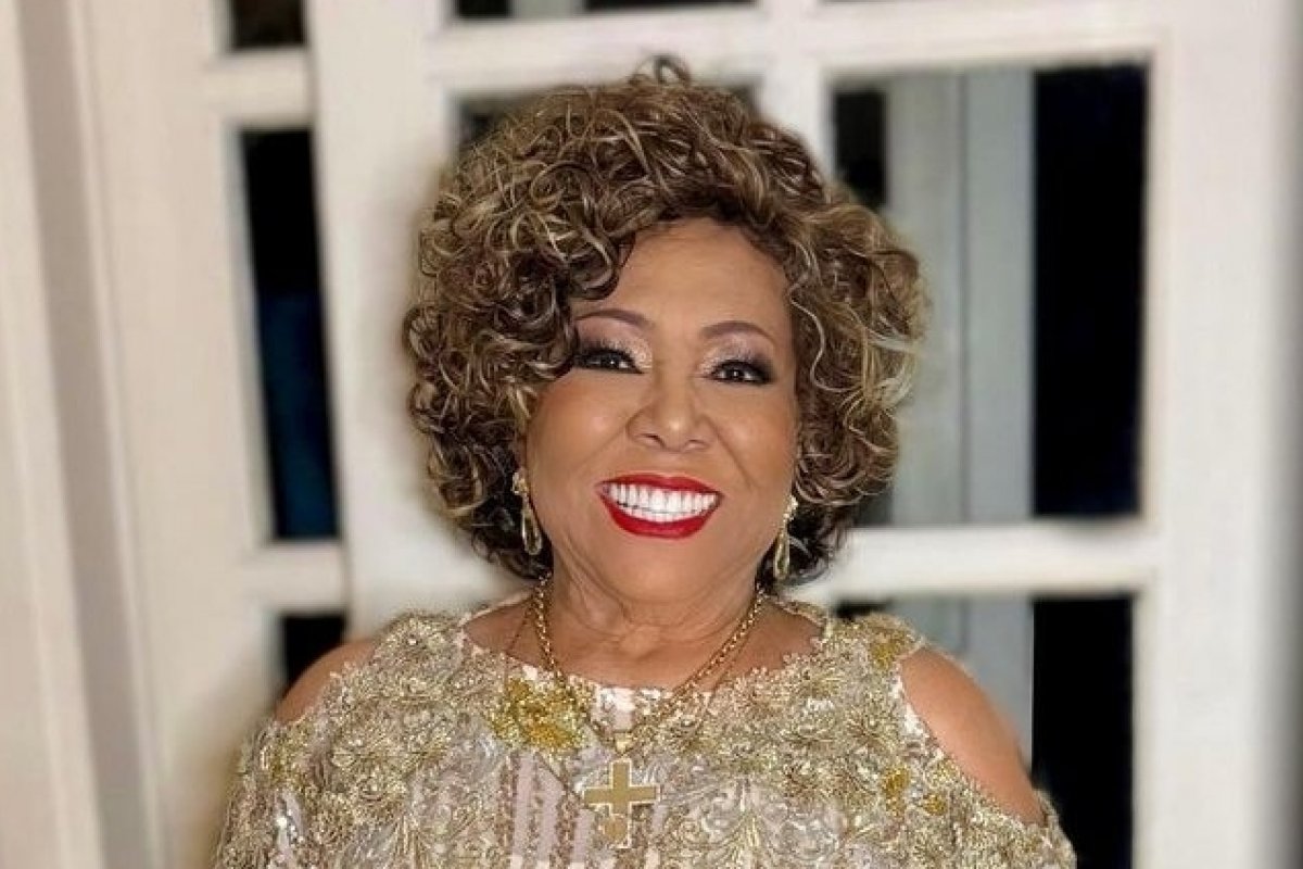 Correios celebra os 50 anos de carreira da cantora Alcione. Veja o selo comemorativo;