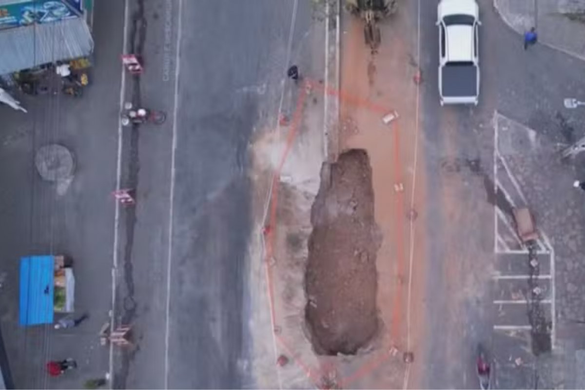 Idosa é "engolida" por cratera aberta em avenida de Vitória da Conquista