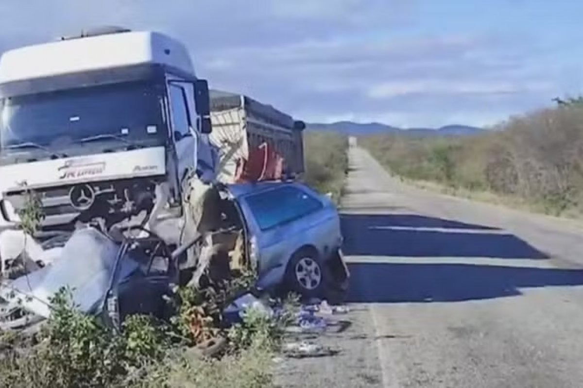 Duas pessoas morrem após carro bater de frente com caminhão na BA-026