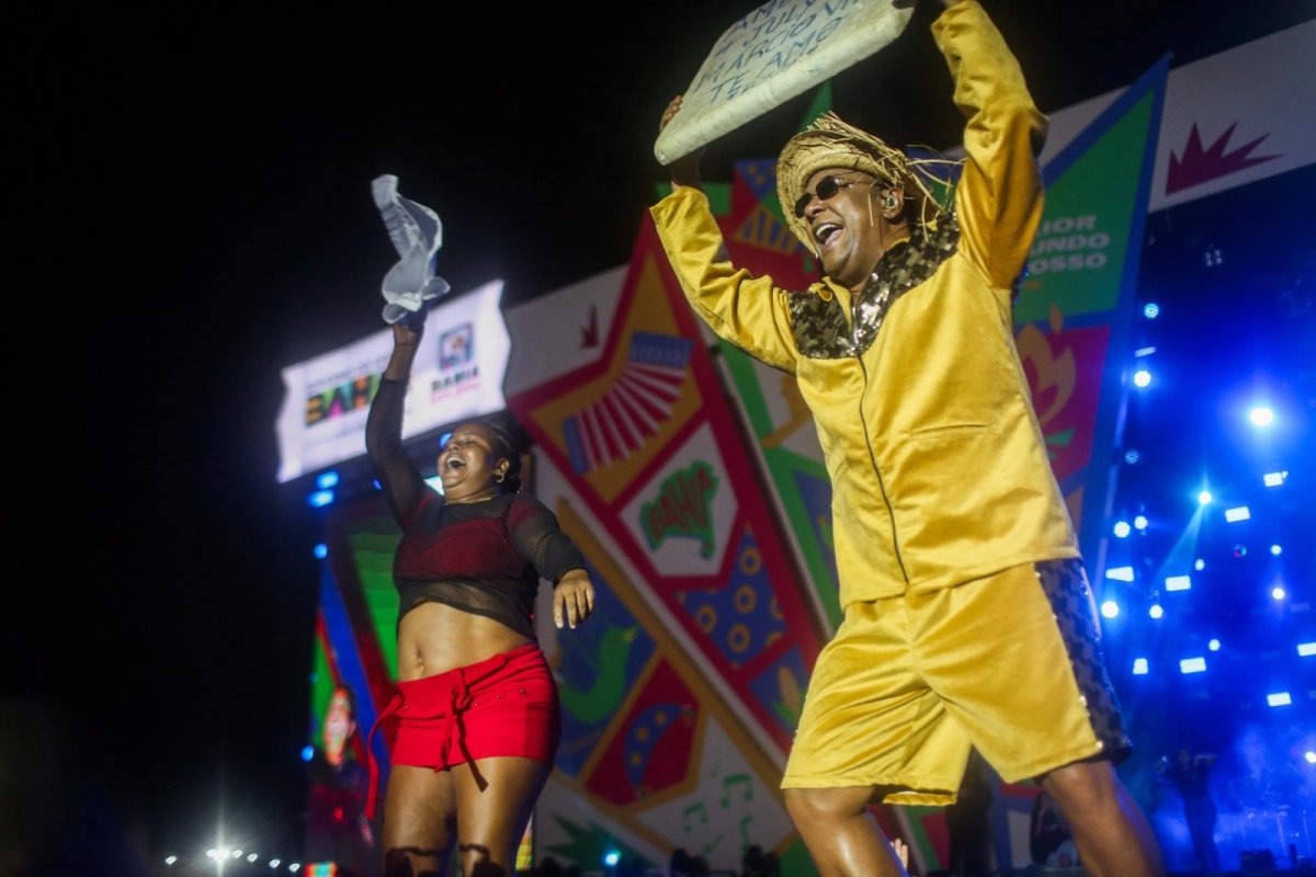 Márcio Victor chama ambulante ao palco e doa R$ 500 durante São João em Salvador