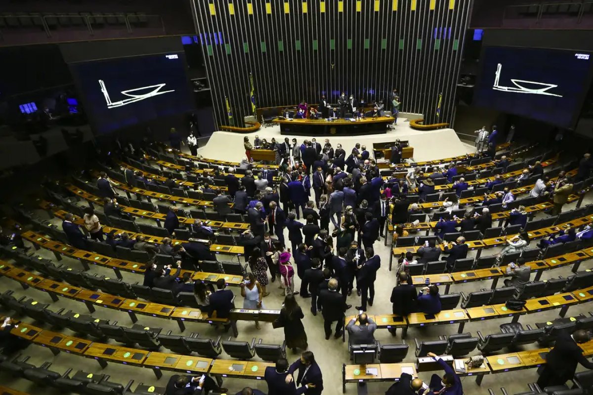 Câmara gastou quase R$ 1 milhão em missões oficiais de deputados em 2024