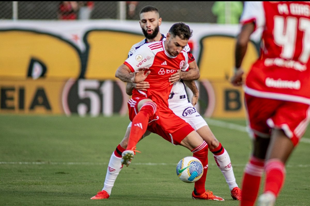 Vídeo: Nos acréscimos, Vitória consegue pênalti importante e vence primeira no Brasileirão; veja o gol