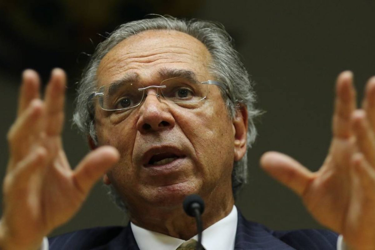 Paulo Guedes pretende congelar salário do funcionalismo