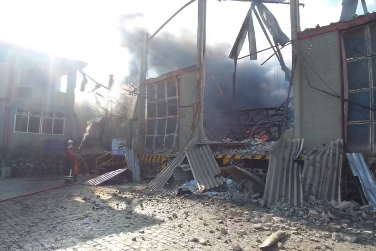 Incêndio atinge galpões de três empresas na Região Metropolitana de Salvador