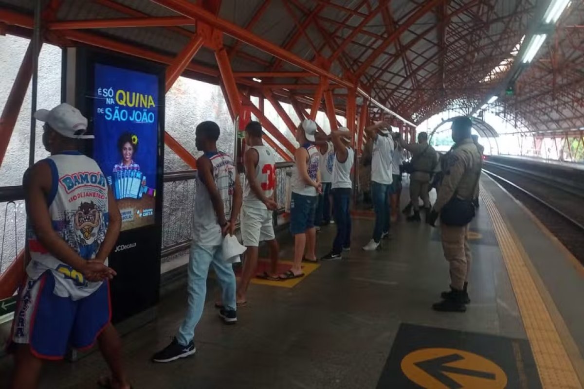 Briga entre torcedores do Bahia e Vitória causa tumulto em estação de metrô em Salvador