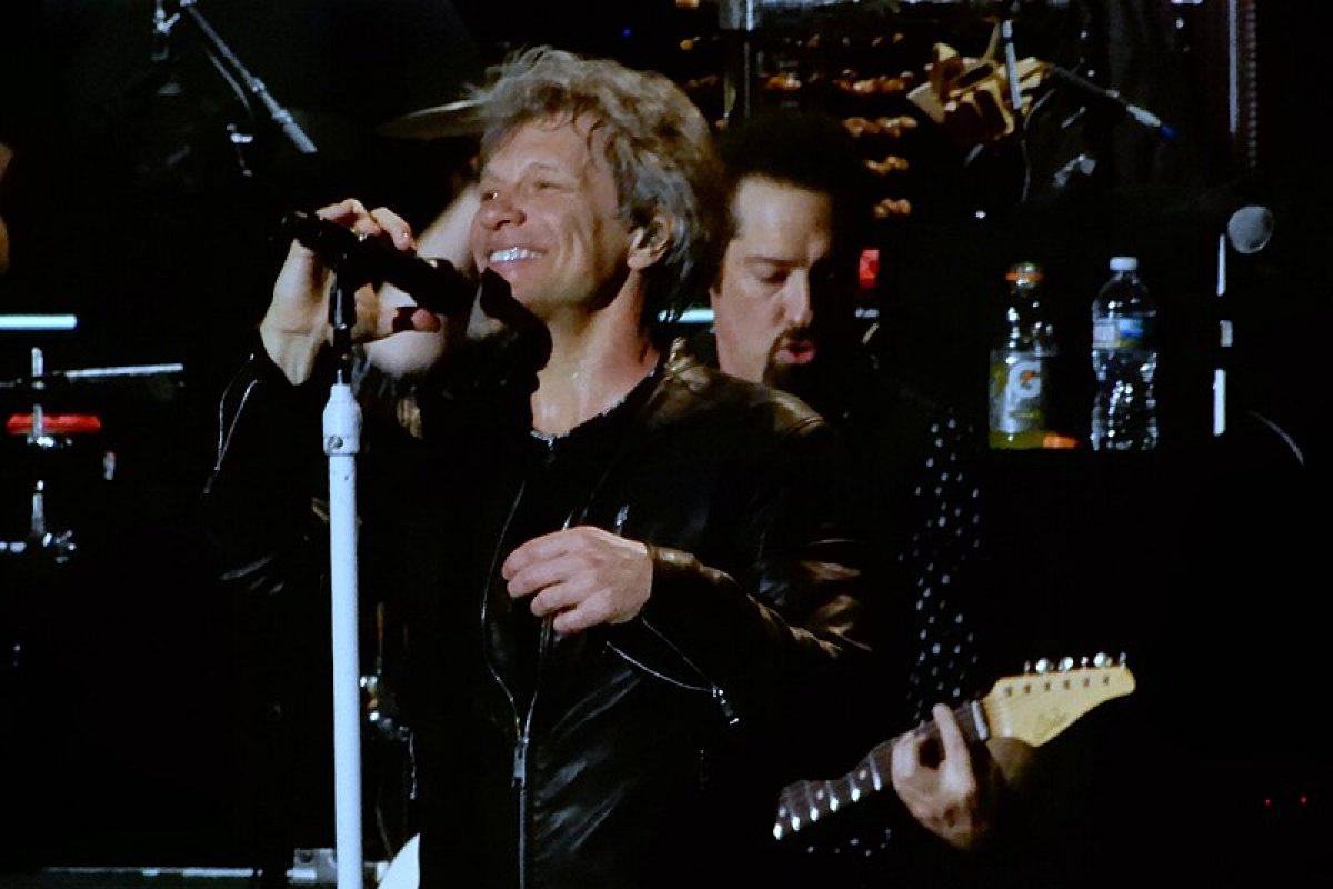 Gravadora da Bon Jovi é acusada de vender autógrafos falsos