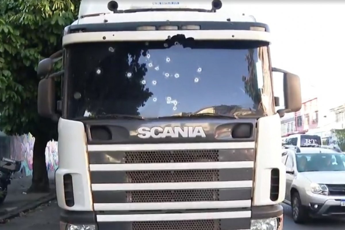 Carreta é atingida por 17 tiros em tentativa de assalto no RJ; suspeito foi preso