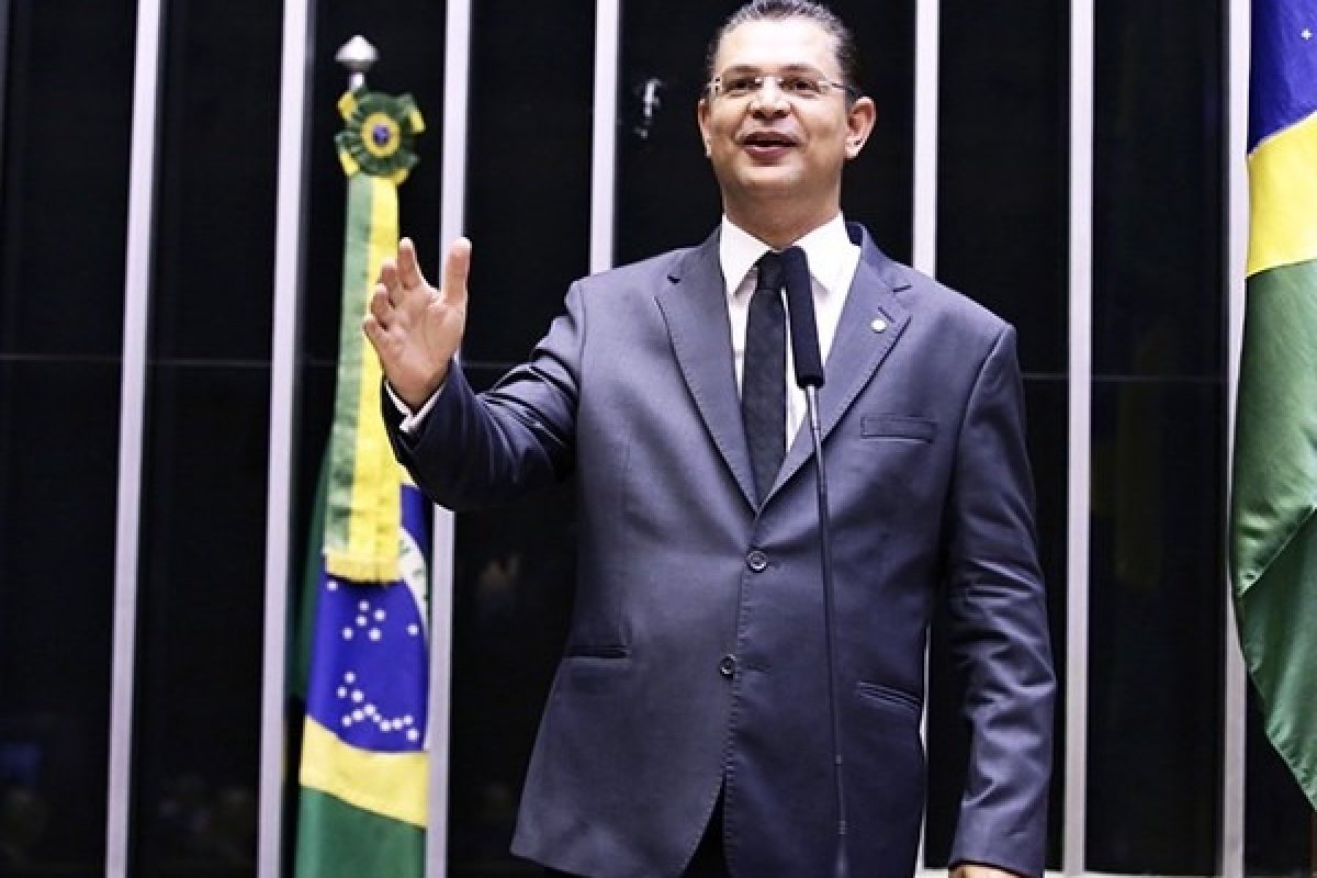Autor de PL do aborto diz que retira projeto se Psol recuar em assistolia