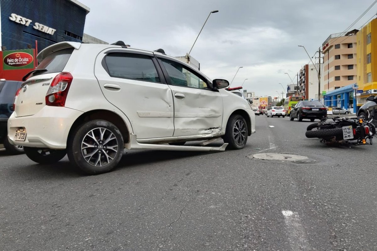Acidente envolvendo carro e moto deixa ferido no bairro da Pituba, em Salvador