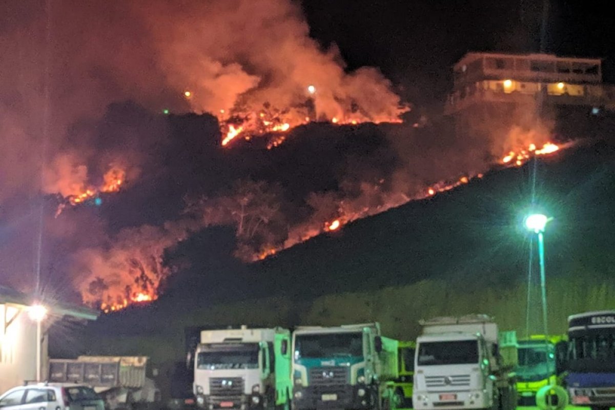Incêndio atinge área de vegetação na cidade de Laje, na Bahia