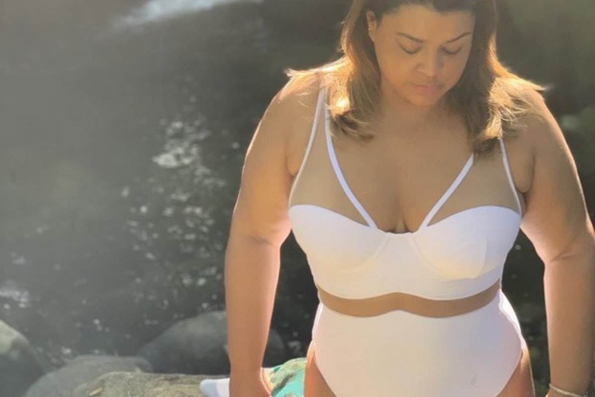 Preta Gil toma banho de cachoeira em Angra dos Reis