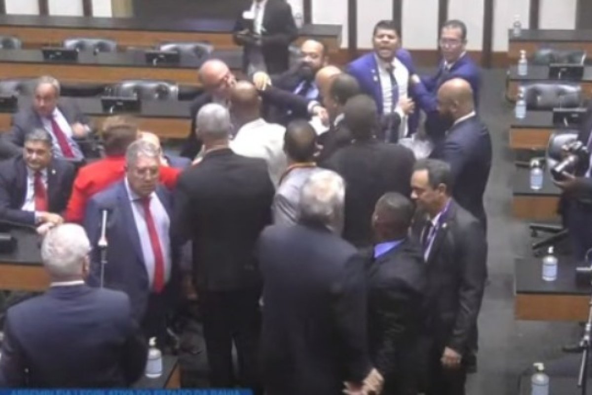 Vídeo: deputados baianos trocam agressões no plenário da ALBA após discussão sobre aborto