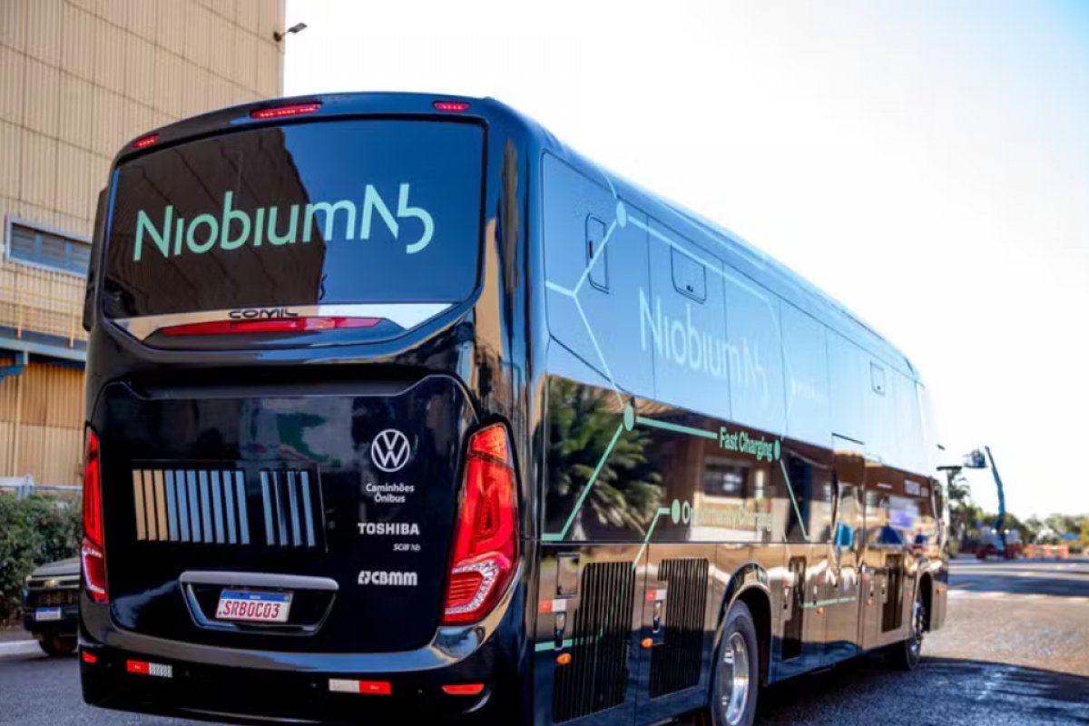 Ônibus elétrico com bateria de nióbio roda pouco, mas recarga ocorre em 10 minutos