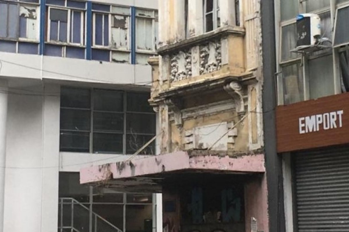 Após ameaça de desabamento, prédio é isolado no Comércio