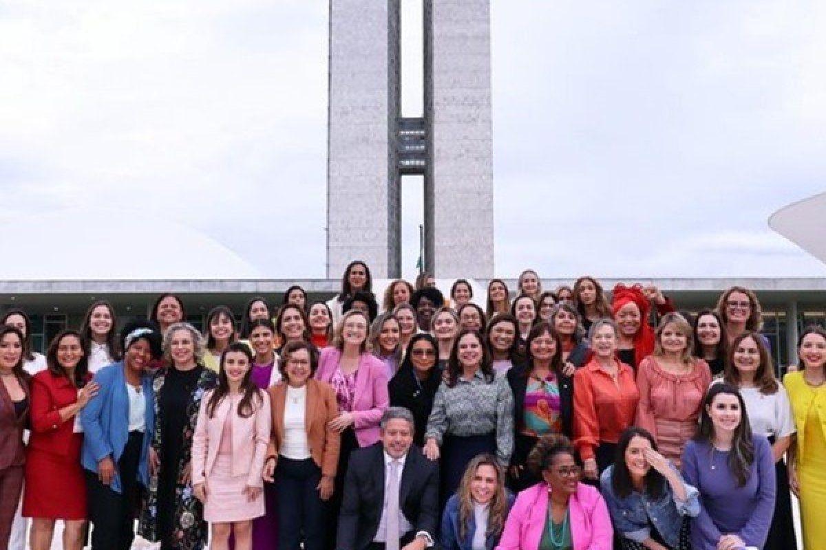 Lira almoça com bancada feminina após adiamento do PL do Aborto na Câmara
