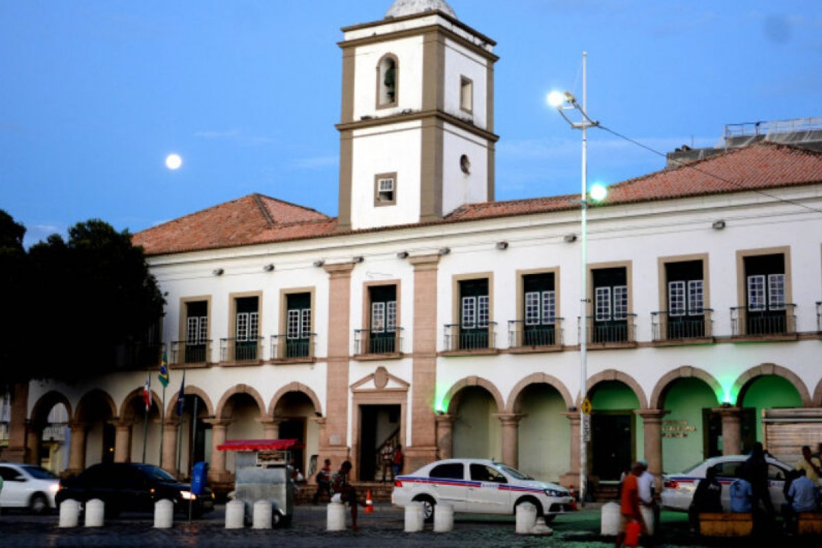 Prefeito de Sta. Rita de Cássia é punido por propaganda autopromocional