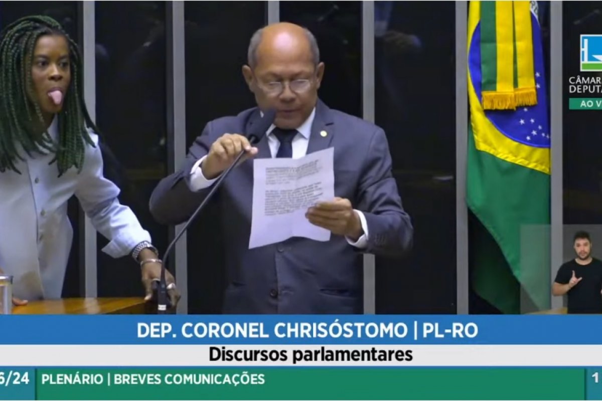 Vídeo: Deputada petista mostra a língua durante discurso de bolsonarista na Câmara
