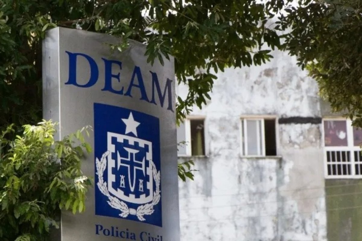 Padrasto é preso por suspeita de queimar enteada de 3 anos com água quente na Bahia; mãe da vítima foi detida em abril