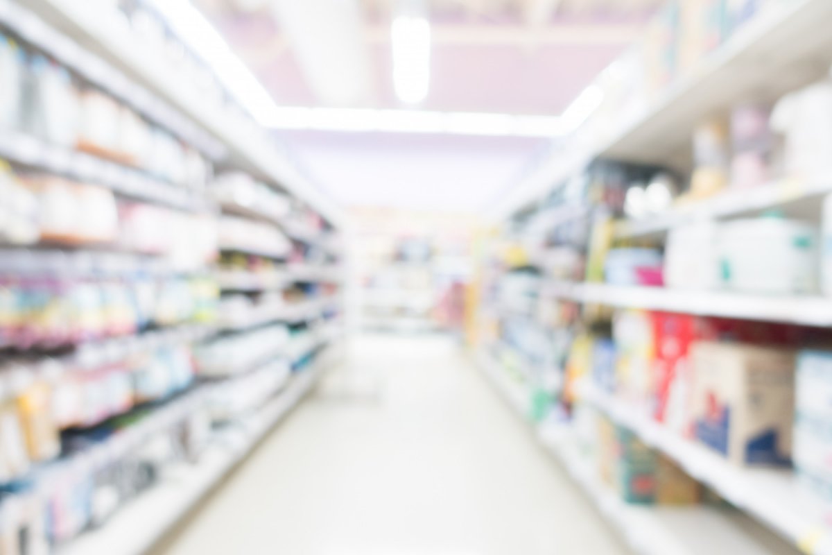 Homem é imobilizado por funcionárias após furtar medicamento em farmácia no interior da Bahia