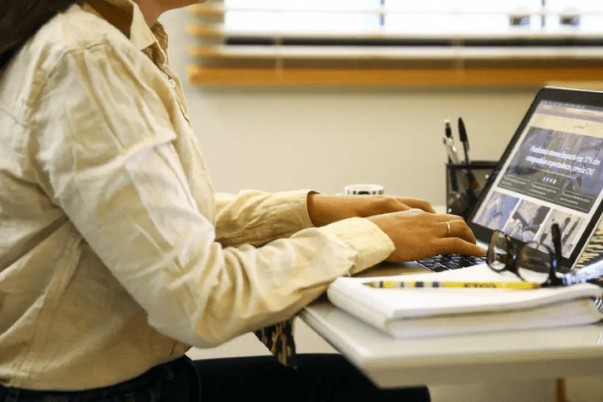 Diferença salarial entre homens e mulheres é 82% nas principais áreas de atuação no Brasil, diz IBGE