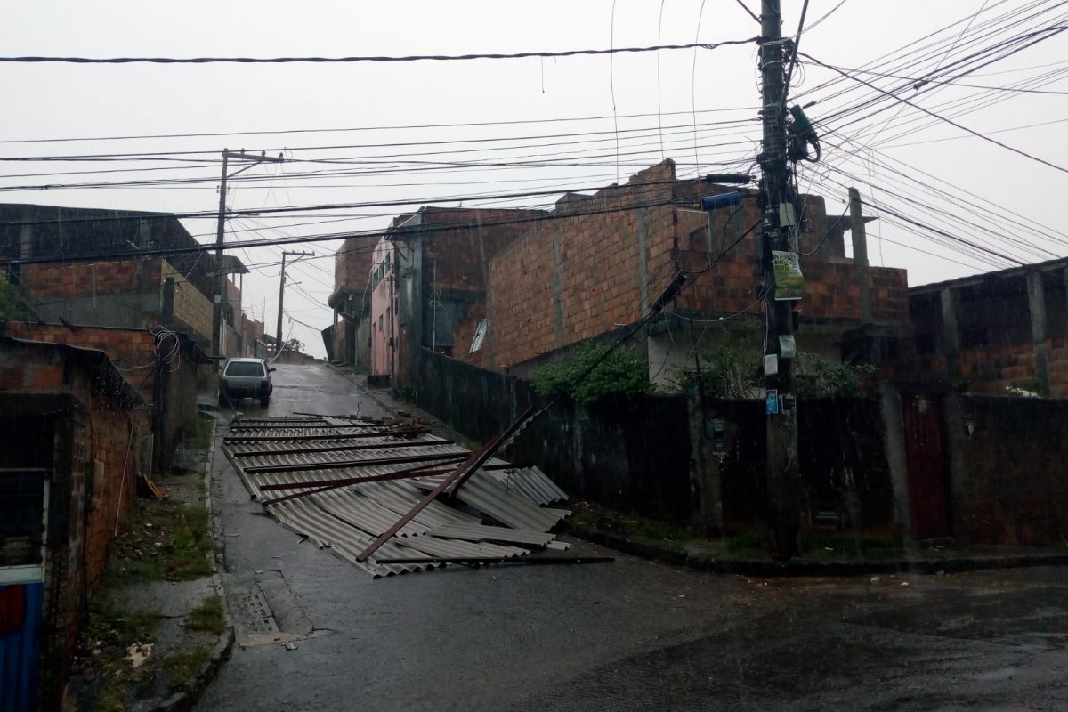 Raio cai e destelha casa no Bairro da Paz