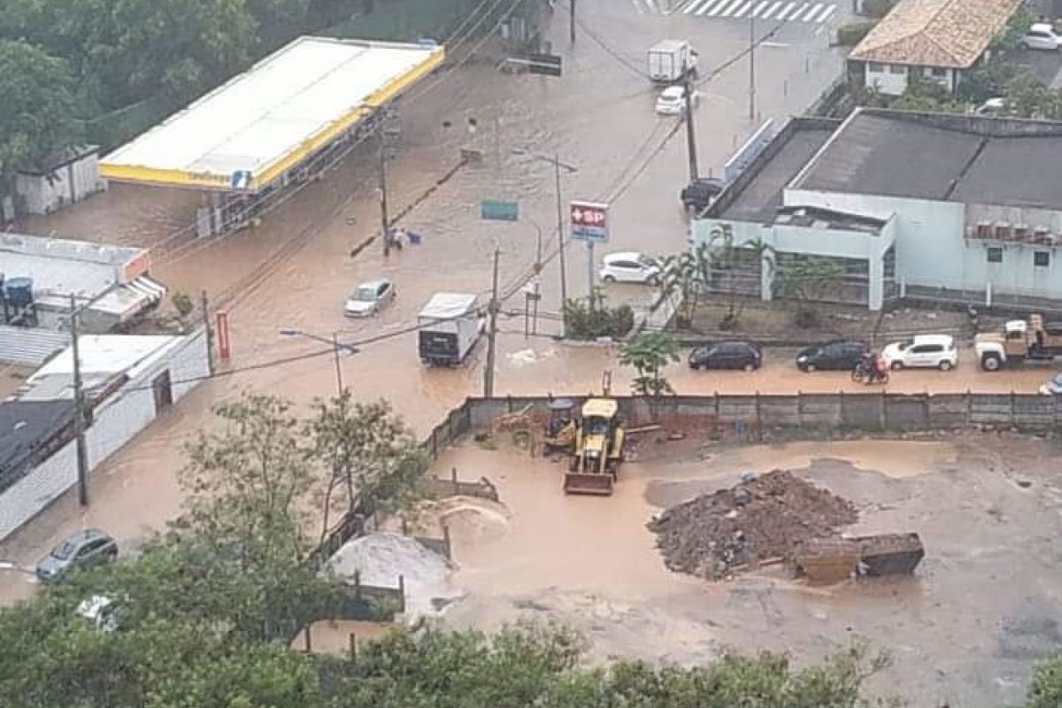 Chuvas alagam vários bairros de Salvador nesta quarta-feira (22)